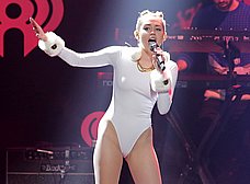 Miley Cyrus marcando coño cameltoe otra vez - foto 10
