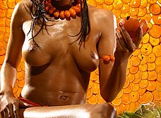 Negrita de traje anaranjado posando super sexy - foto 14