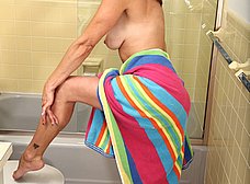 Ama de casa madurita se masturba en la ducha