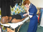 Enfermera madura se folla a un paciente negro